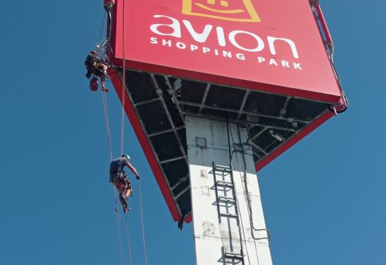 Montáž 5G technológie (banner Avion shopping park)